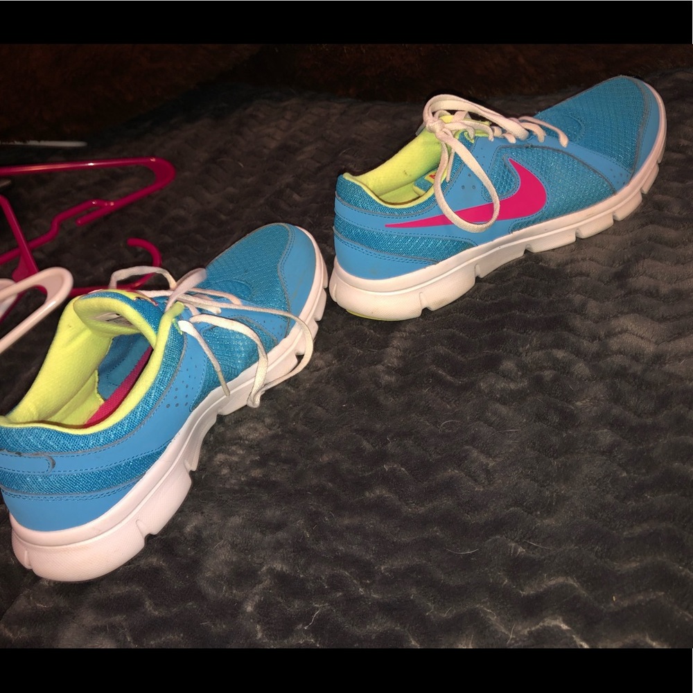 Nike tennis shoes